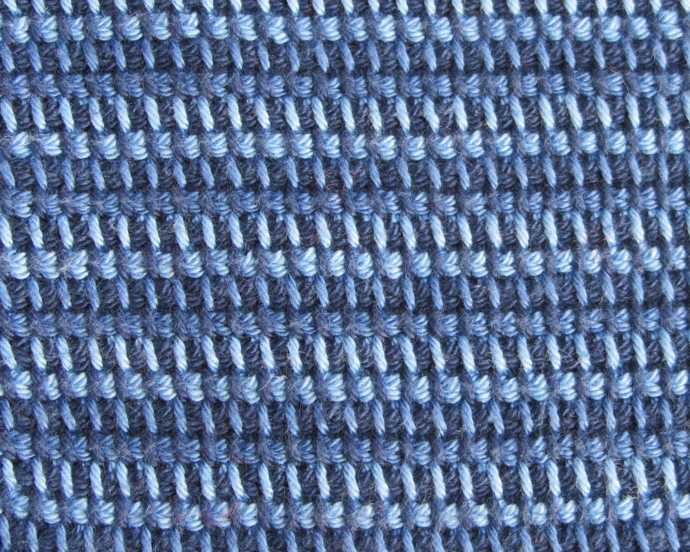 Voorbeeld tunisch haken in meerdere kleuren blauw en wit