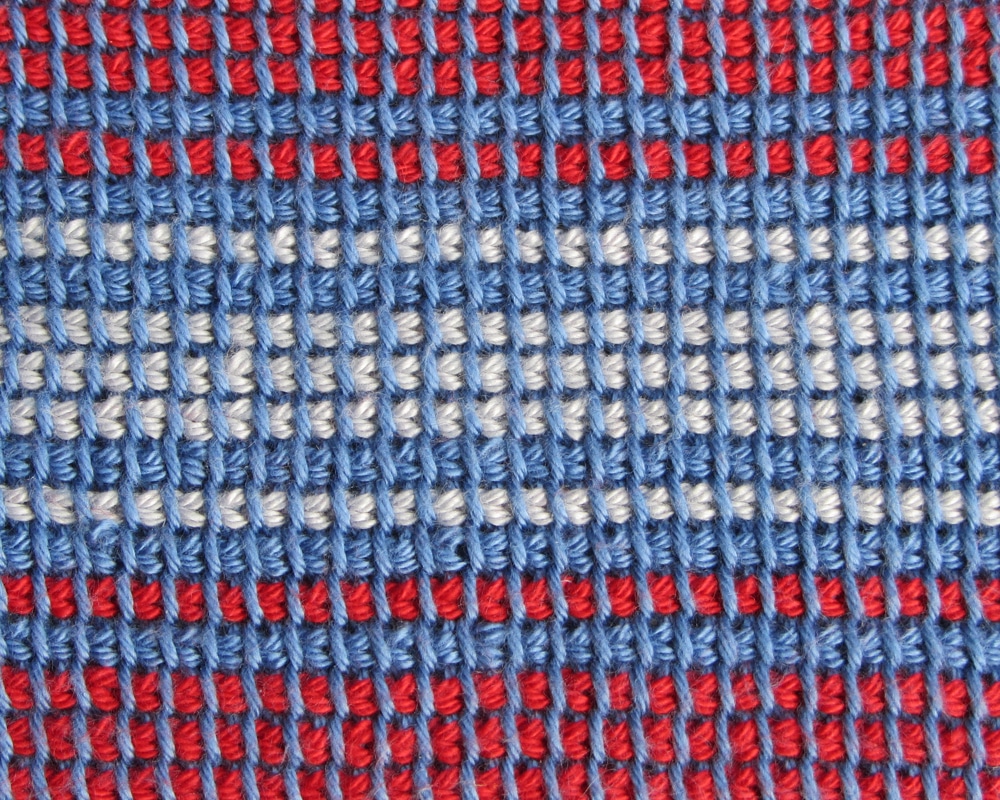 Voorbeeld tunisch haken in meerdere kleuren, rood wit blauw