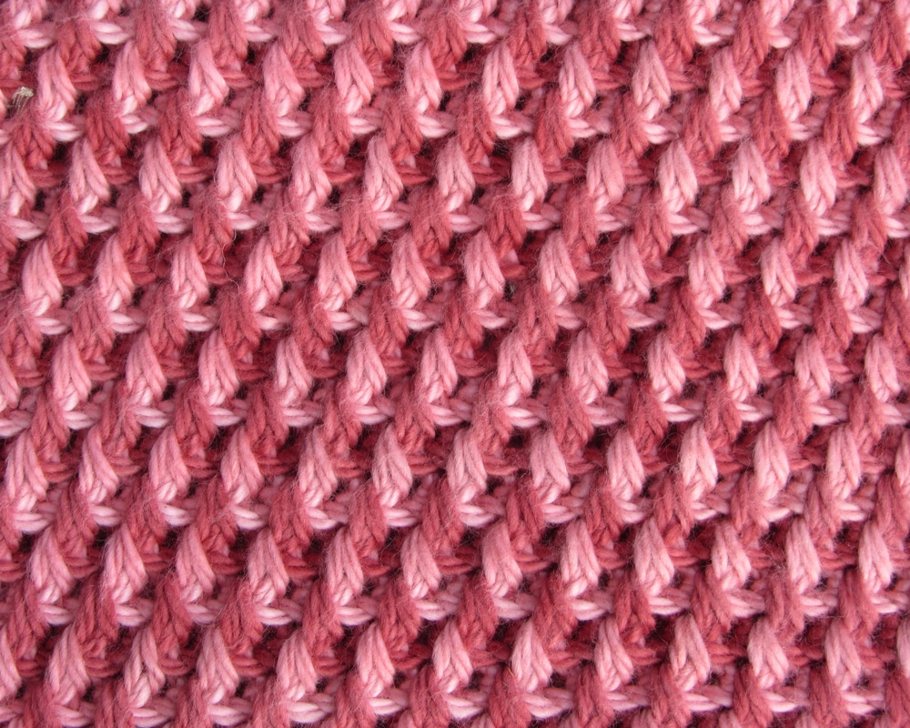 Voorbeeld tunisch haken meerdere kleuren roze