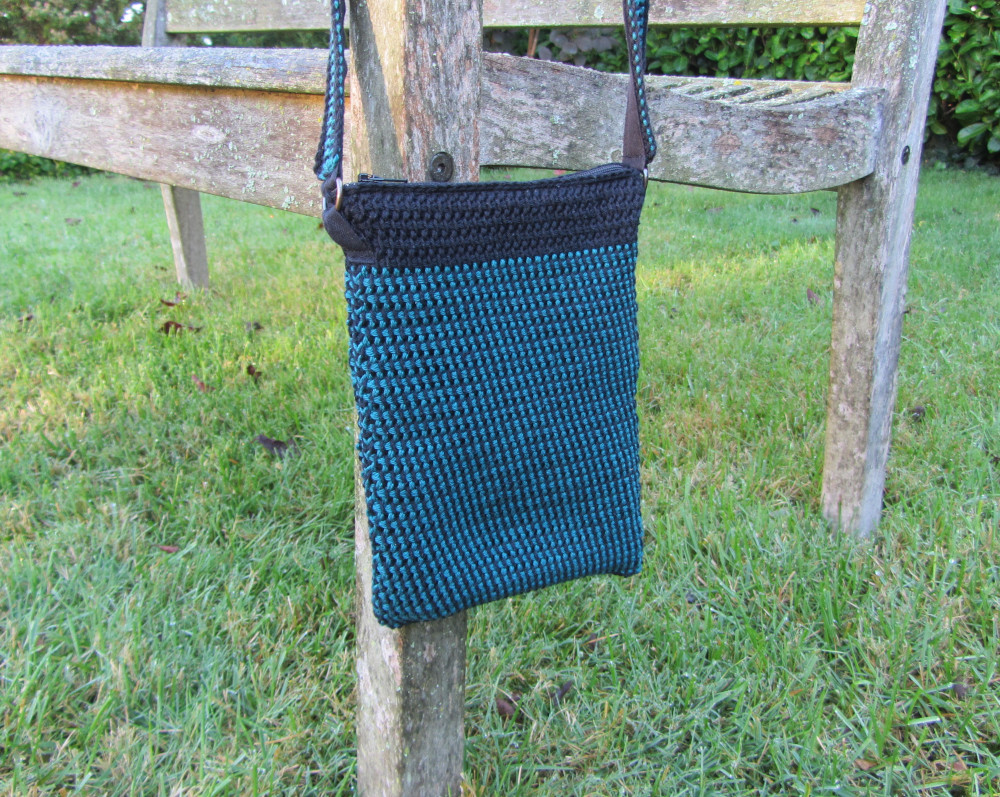 telefoontasje in tunische basissteek en tunische full stitch