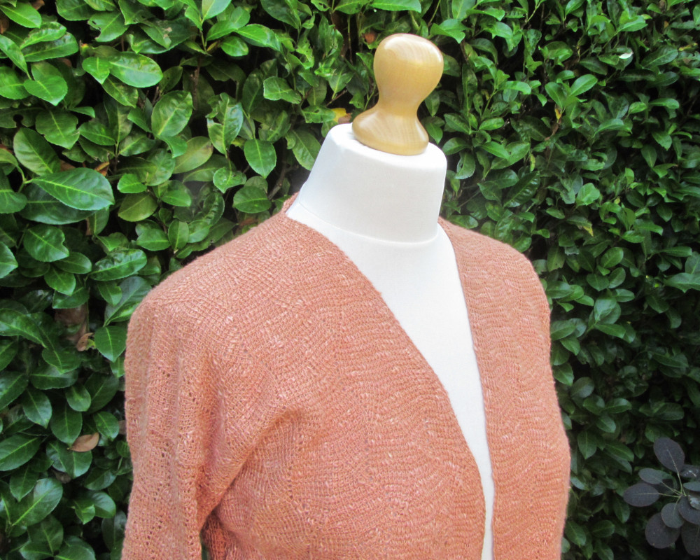 roze vest tunisch gehaakt bladmotief hals